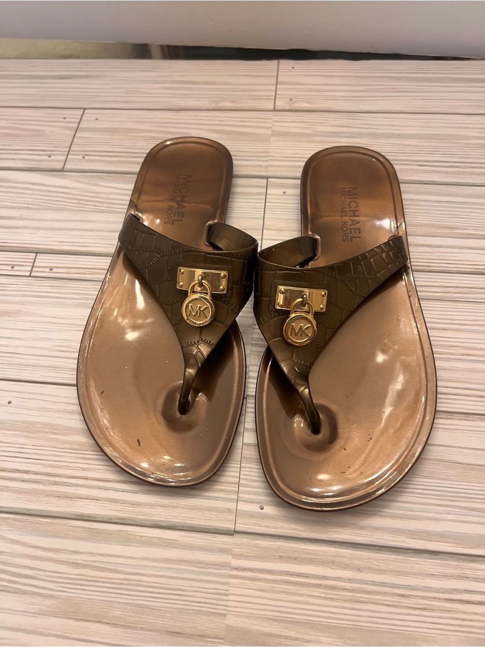 Women MK Michael Kors Mira Jelly Flat Buckle Up Sandals Gold .